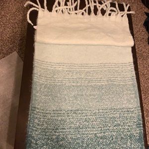 Woven scarf with fringe